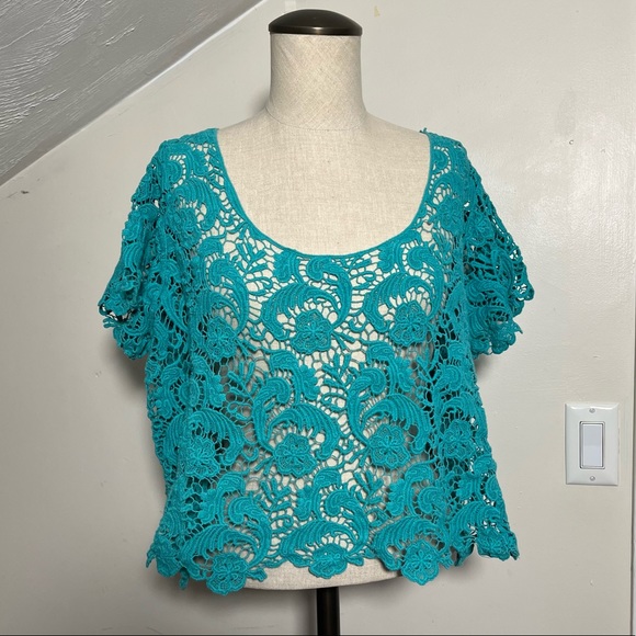 🎉HP🎉 Torrid Turquoise Color Lace Crop Top, Size 0 - Picture 4 of 14